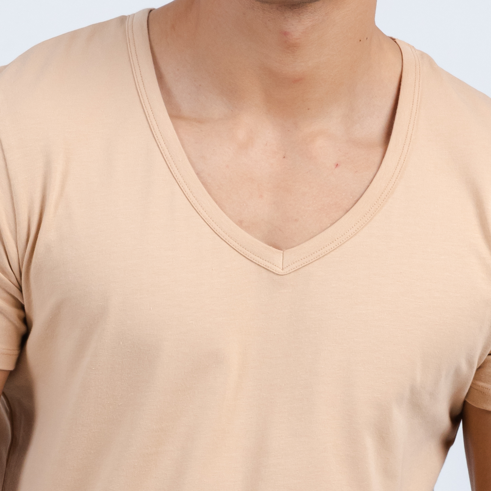 Das Herren-T-Shirt-Unterhemd mit V-Ausschnitt in Beige ist sorgfältig verarbeitet und bietet einen tiefen V-Ausschnitt. Es zeichnet sich durch seine hohe Qualität aus.